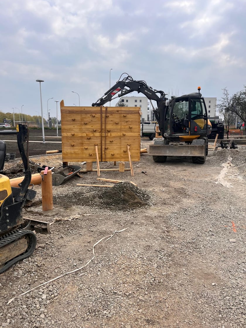 Montaż wyposażenia i urządzeń placu zabaw na skwerze przy ul. Kajdasza.