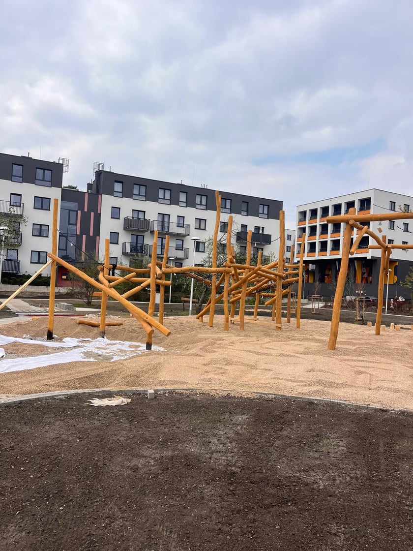 Montaż wyposażenia i urządzeń placu zabaw na skwerze przy ul. Kajdasza.