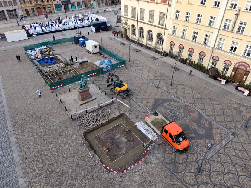 Prace przy zazielenieniu Rynku, 11.02.2026.