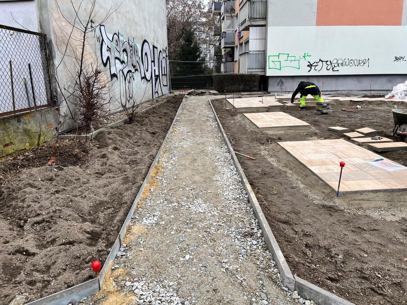 Prace przy urządzaniu skweru przy ul. Podchorążych.