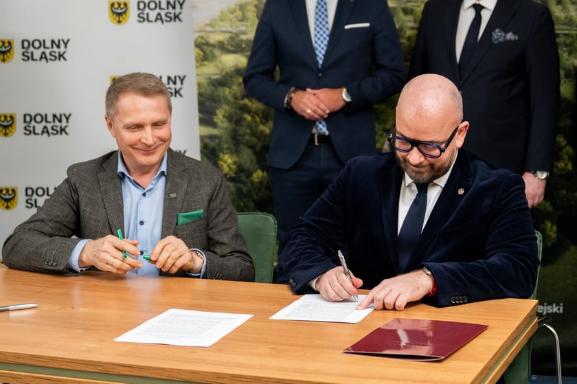 Podpisanie aktu notarialnego przekazującego ziemie Skarbu Państwa samorządowi Wrocławia pod utworzenie Zielonego Klina Południa Wrocławia. Z lewej Henryk Smolarz, dyrektor generalny Krajowego Ośrodka Wsparcia Rolnictwa, z prawej - Jacek Sutryk, prezydent Wrocławia