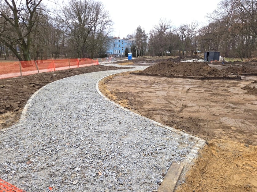 Widok na teren w parku przy Stawie Kozanowskim, gdzie tworzone są alejki  spacerowe.