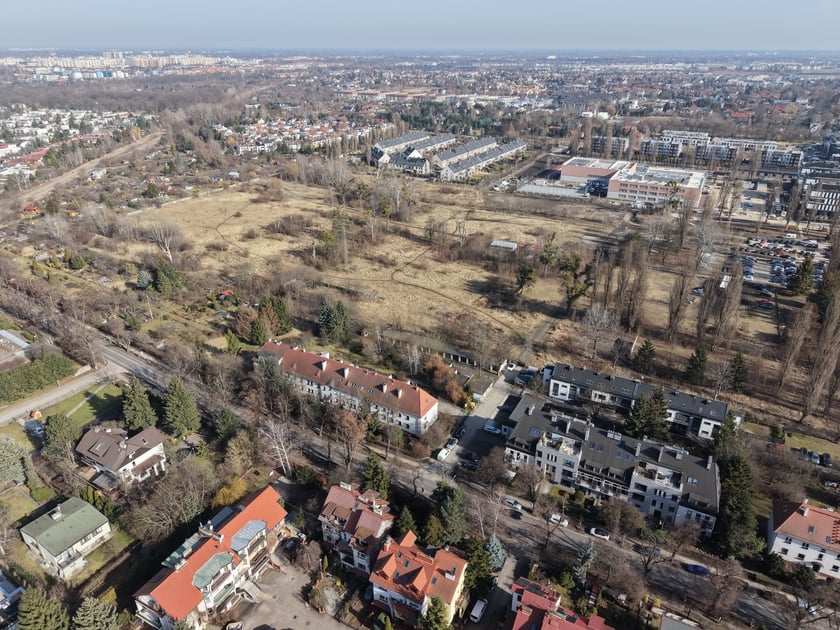 Widok z lotu ptaka na budynki, drzewa i tereny zielone - obszar między ulicami Ołtaszyńską i Zwycięską, który Wrocław ma otrzymać od AMW.