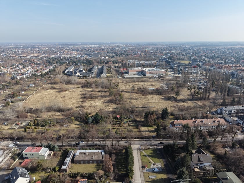 Widok z lotu ptaka na budynki, drzewa i tereny zielone - obszar między ulicami Ołtaszyńską i Zwycięską, który Wrocław ma otrzymać od AMW.