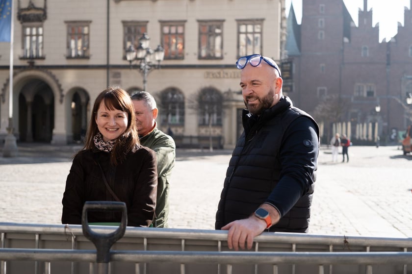 Jacek Sutryk, prezydent Wrocławia przygląda się sadzeniu pierwszego nowego drzewa w Rynku.