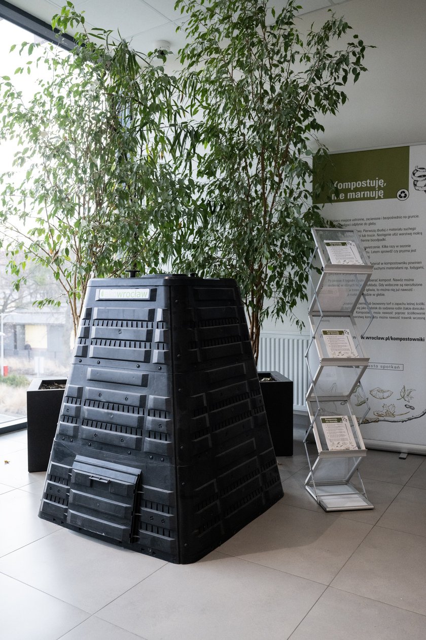 Czarny kompostownik z napisem na białym tle "eko Wrocław".