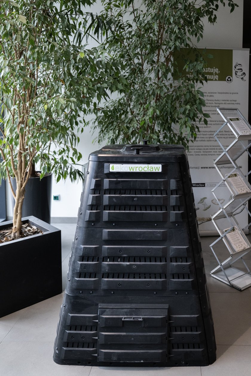 Czarny kompostownik z napisem na białym tle "eko Wrocław".