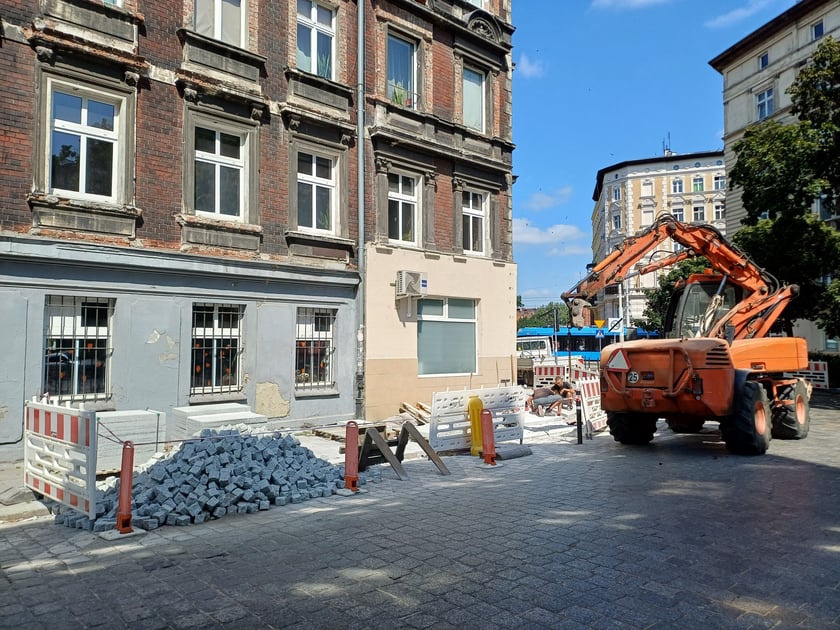 Prace przy remoncie chodnika na ul. Ołbińskiej między numerami 26-28 na Nadodrzu.