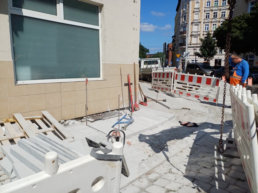 Prace przy remoncie chodnika na ul. Ołbińskiej między numerami 26-28 na Nadodrzu.