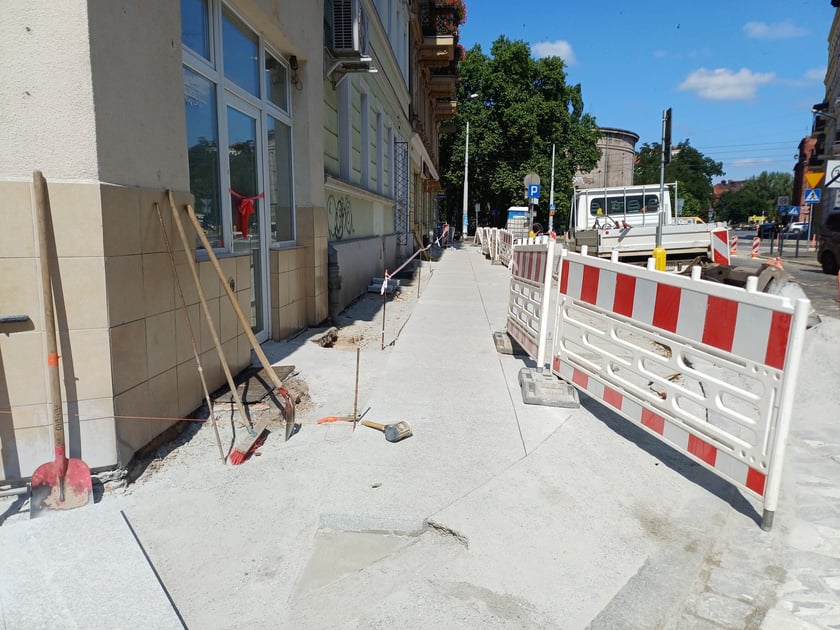 Prace przy remoncie chodnika na ul. Ołbińskiej między numerami 26-28 na Nadodrzu.