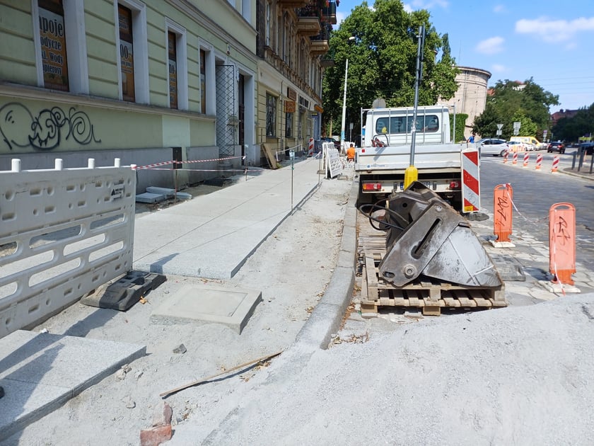 Prace przy remoncie chodnika na ul. Ołbińskiej między numerami 26-28 na Nadodrzu.