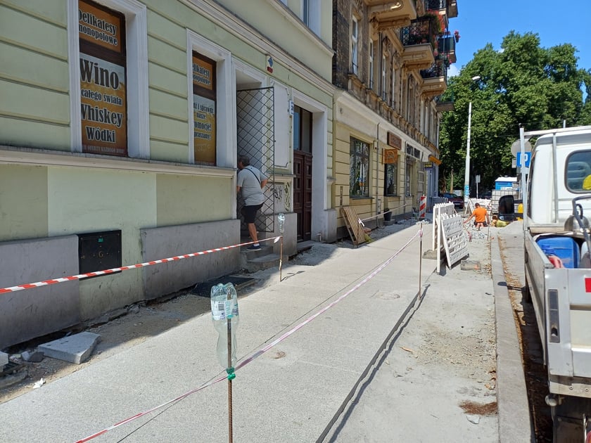 Prace przy remoncie chodnika na ul. Ołbińskiej między numerami 26-28 na Nadodrzu.