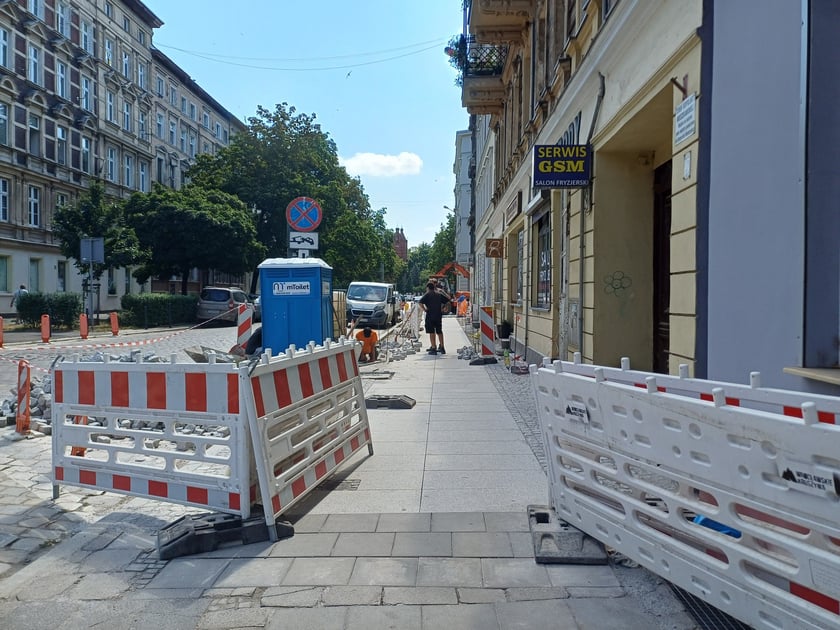 Prace przy remoncie chodnika na ul. Ołbińskiej między numerami 26-28 na Nadodrzu.