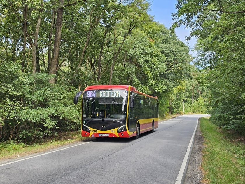 Autobus linii 964 na trasie.