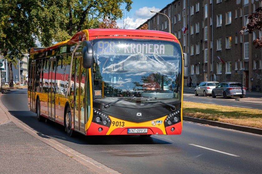 Autobus aglomeracyjny nr 928 na trasie