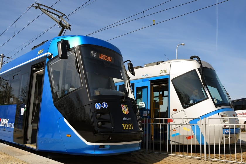 Dwie Skody: na pierwszym planie 16T po modernizacji i 19T przed modernizacją