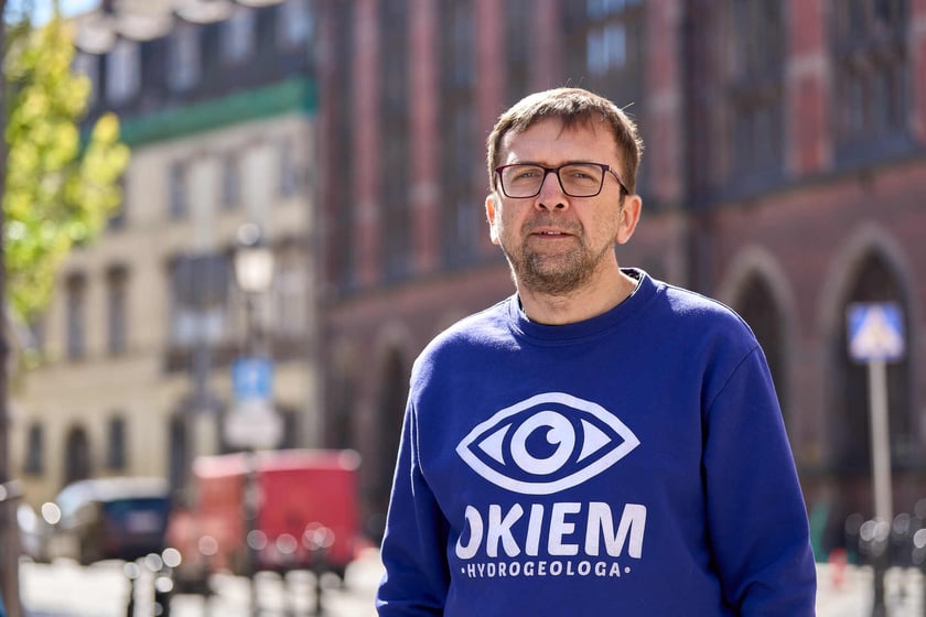 Dr Krzysztof Chudy z Wydziału Geoinżynierii, Górnictwa i Geologii Politechniki Wrocławskiej, członek Stowarzyszenia Hydrogeologów Polskich, autor profilu „Okiem Hydrogeologa”.