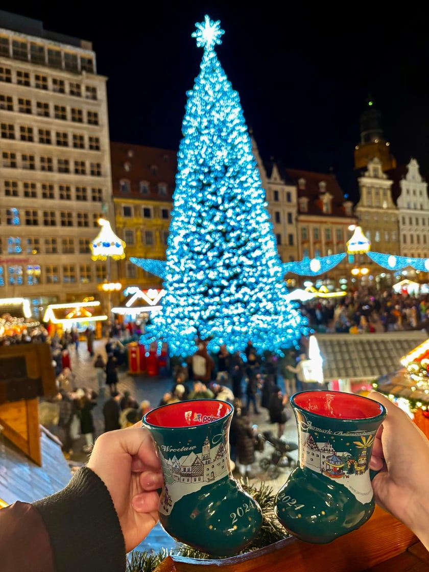 <p>Kubeczki z Jarmarku Bożonarodzeniowego 2024</p>