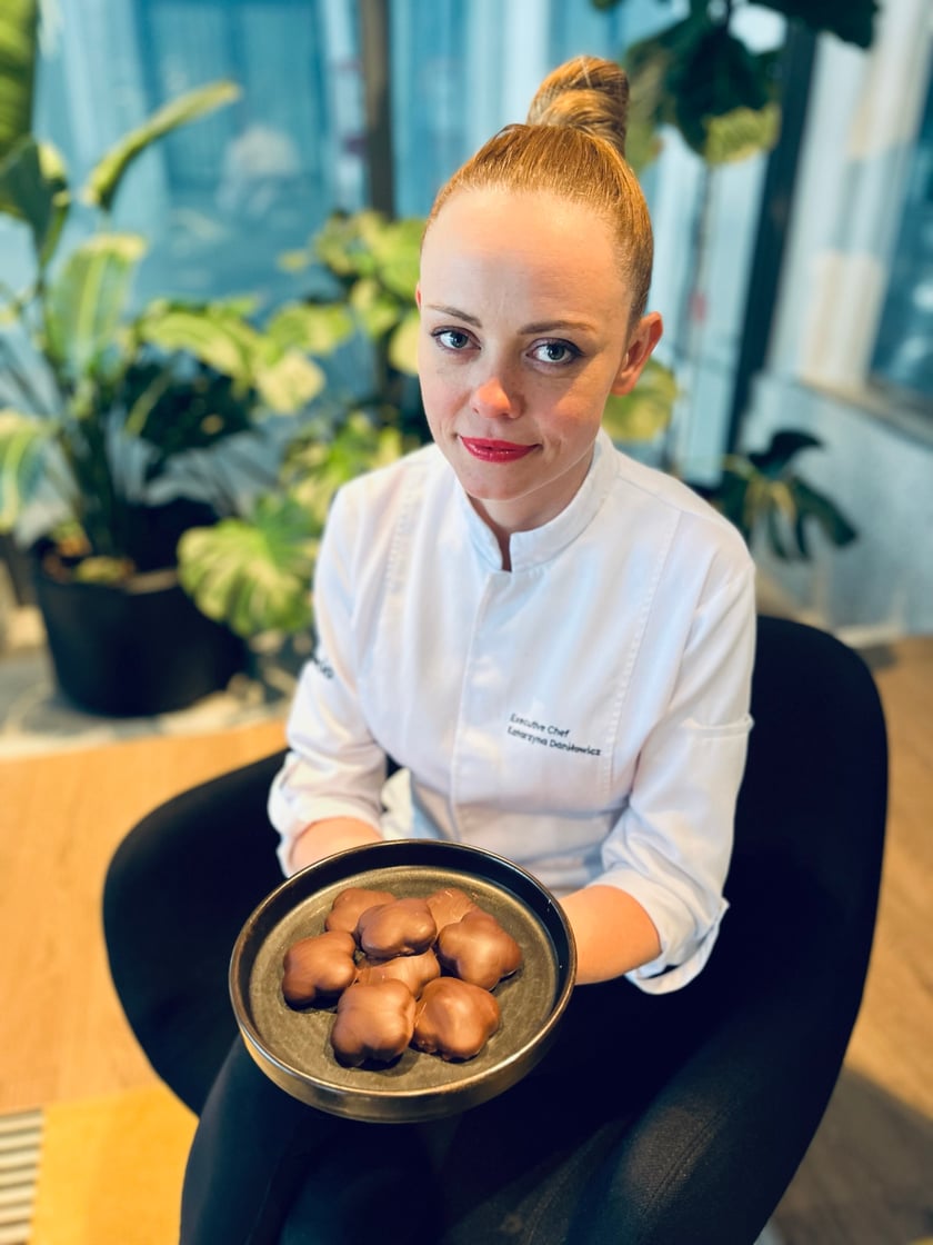 Powiększ obraz: Na zdjęciu Katarzyna Daniłowicz, szefowa kuchni Restauracji Tarasowej i jej pierniki