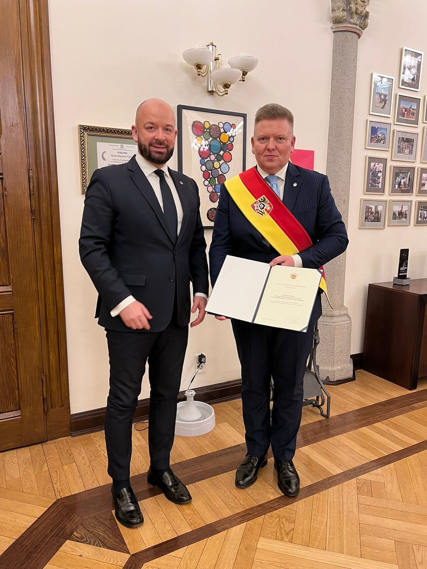 Powiększ obraz: Prezydent Wrocławia Jacek Sutryk (na zdjęciu po lewej) i Robert Rostek - Honorowy Ambasador Wrocławia (na zdjęciu po prawej)