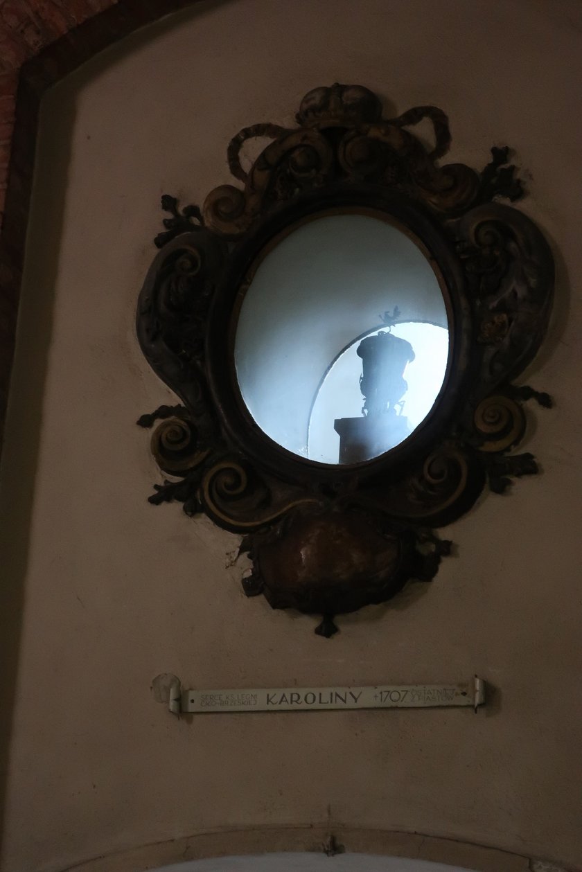 Powiększ obraz: Urna z sercem Karoliny Piastówny czyli Charlotty von Liegnitz-Brieg-Wohlau nad wejściem do mauzoleum