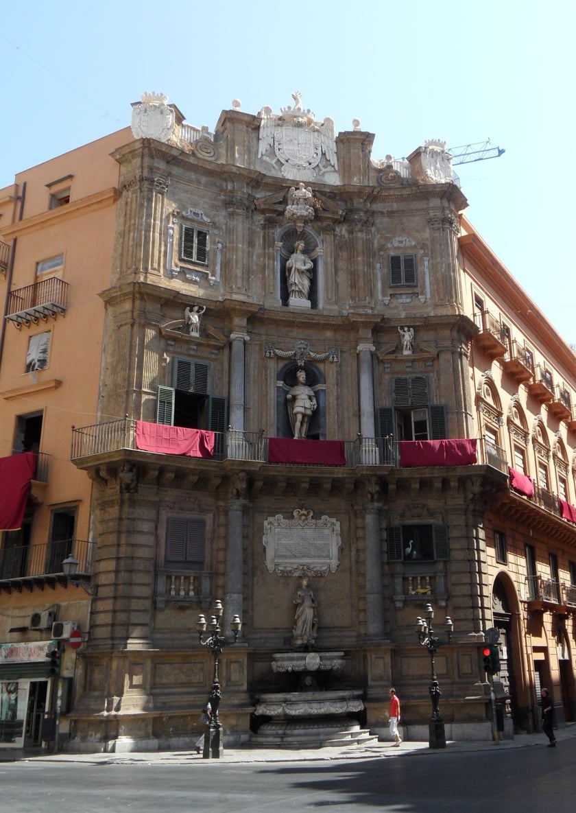 <p>Palazzo na placu Quattro Canti w Palermo na Sycylii z figurą kr&oacute;la Filipa II</p>