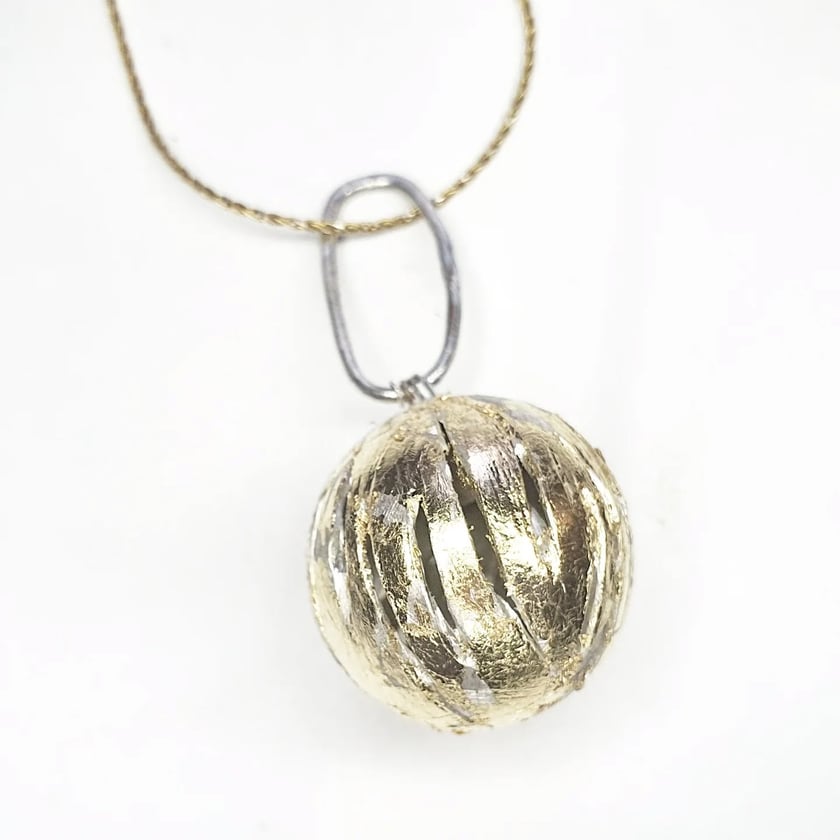 <p>Na zdjęciach biżuteria z projektu &bdquo;Relacje&rdquo; realizowanego&nbsp;w ramach stypendium artystycznego Prezydenta Wrocławia</p>