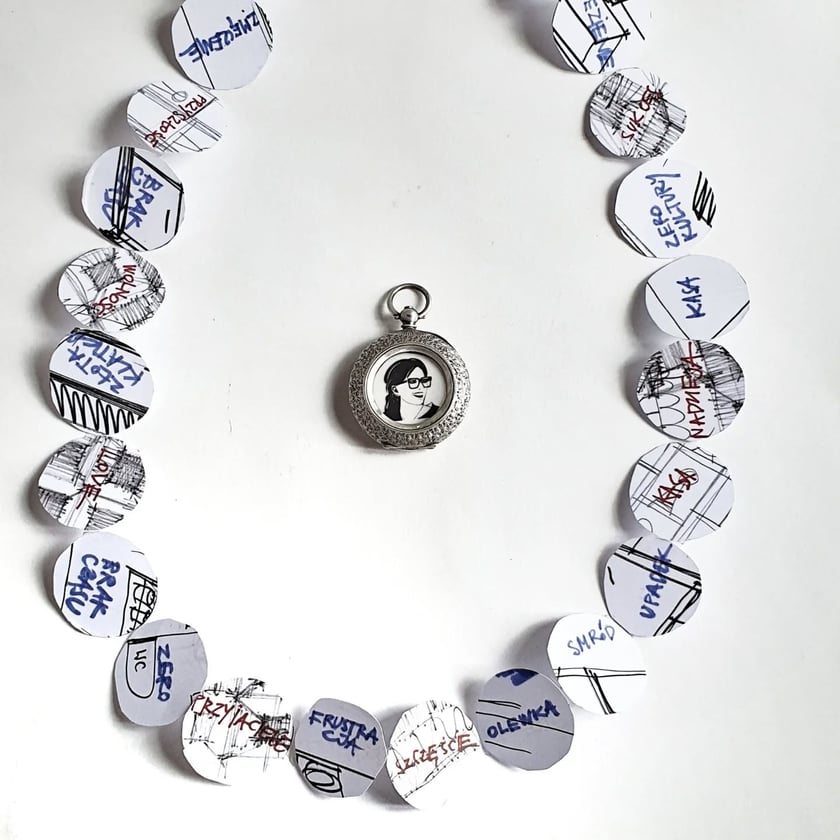 <p>Na zdjęciach biżuteria z projektu &bdquo;Relacje&rdquo; realizowanego&nbsp;w ramach stypendium artystycznego Prezydenta Wrocławia</p>