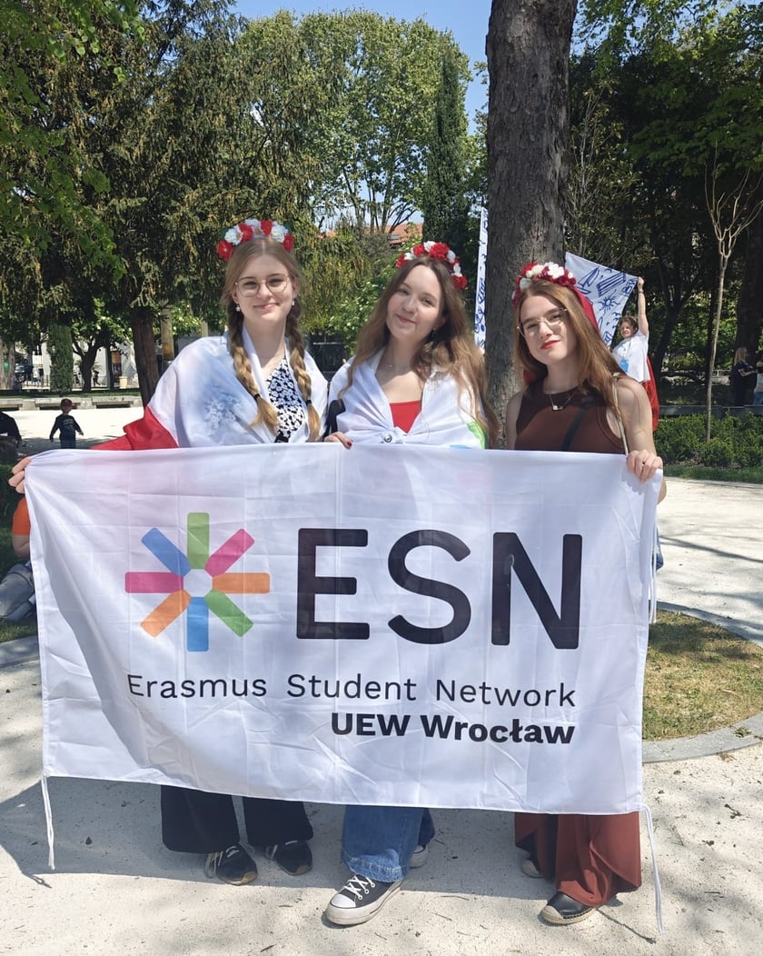 Powiększ obraz: Przedstawicielki ESN Wrocław z flagą stowarzyszenia