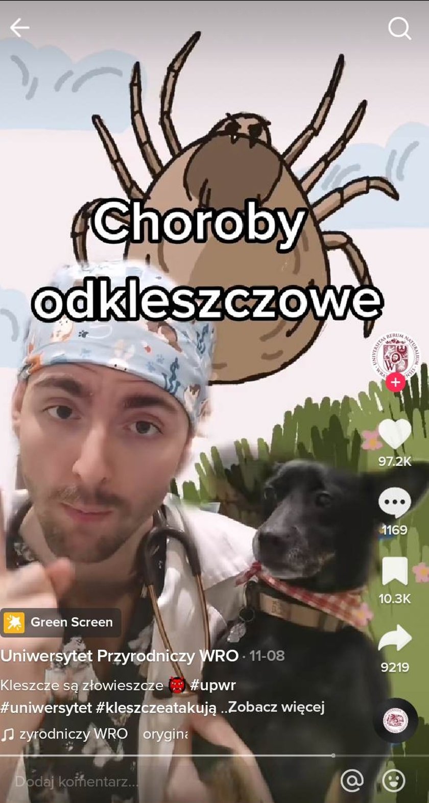 Powiększ obraz: Na zdjęciu Kamil Kempiński z psem, w tle animacja z kleszczem. Napis: choroby odkleszczowe