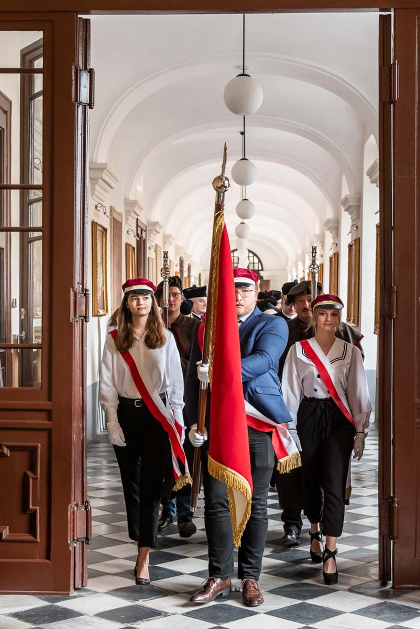 Powiększ obraz: <p>Inauguracja roku akademickiego na Uniwersytecie Medycznym im. Piast&oacute;w Śląskich we Wrocławiu - wniesienie sztandaru</p>