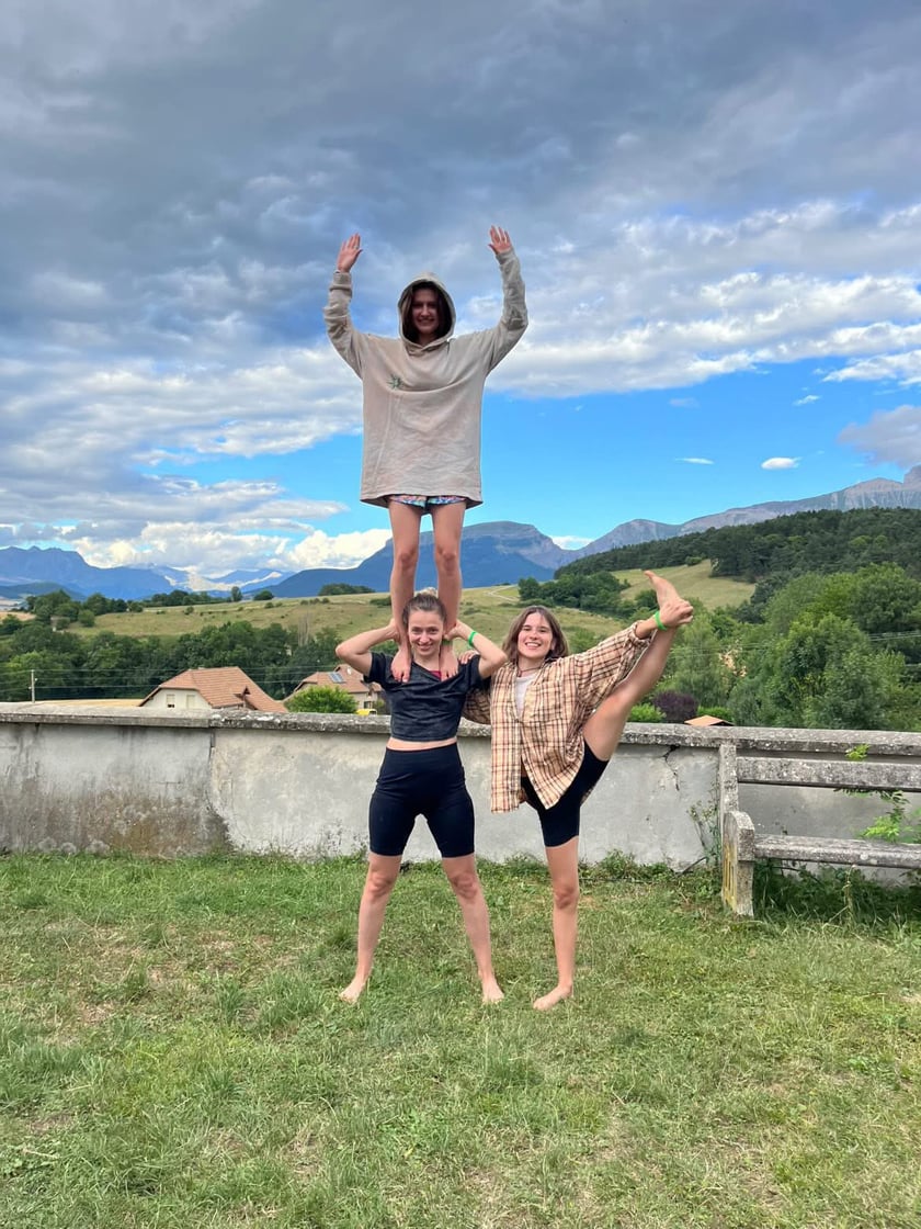 Powiększ obraz: Studenci wykonujący akrobacje