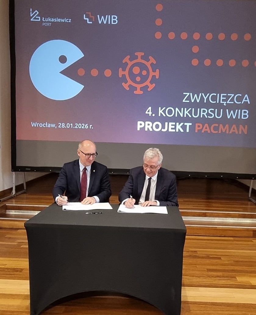 Powiększ obraz: Dwóch mężczyzn siedzi przy stole. Od lewej: prof. Arkadiusz Wójs, prof. Jarosław Bosy