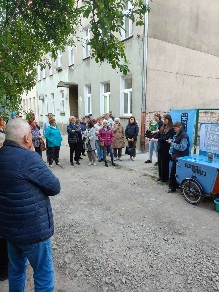 <p>konsultacje społeczne na podw&oacute;rku&nbsp;</p>