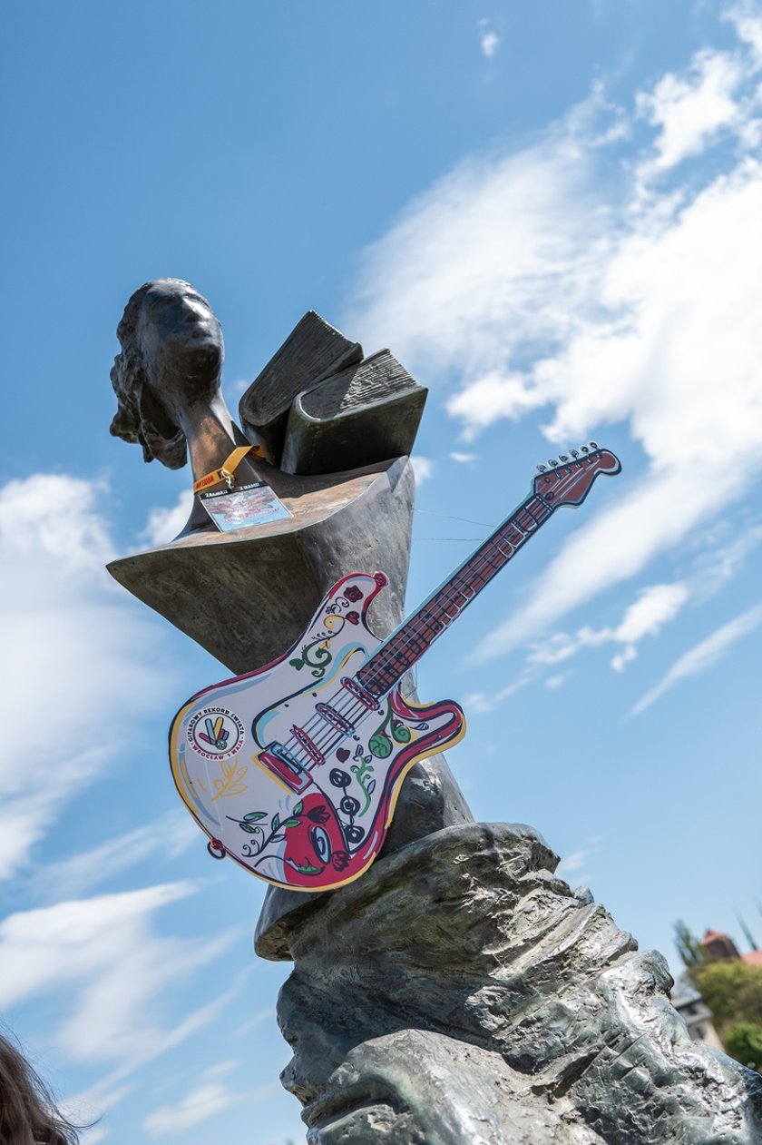 Otwarcie 24. Gitarowego Rekordu Świata. Na zdjęciu przystrojona figura Powodzianki na mostach Uniwersyteckich