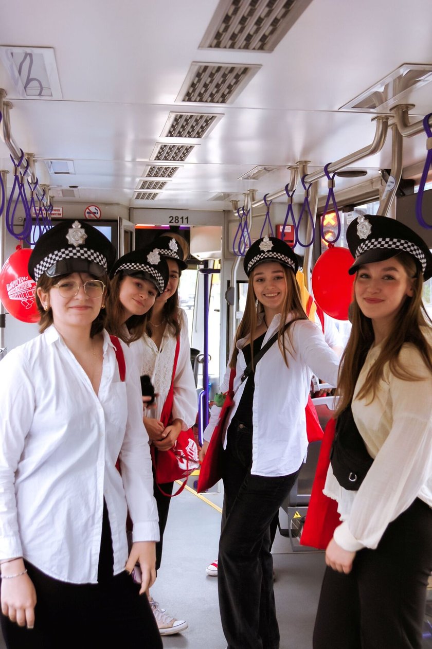 <p>Studentki medycyny z IFMSA-Poland na pokładzie "Tramwaju zwanego pożądaniem"</p>