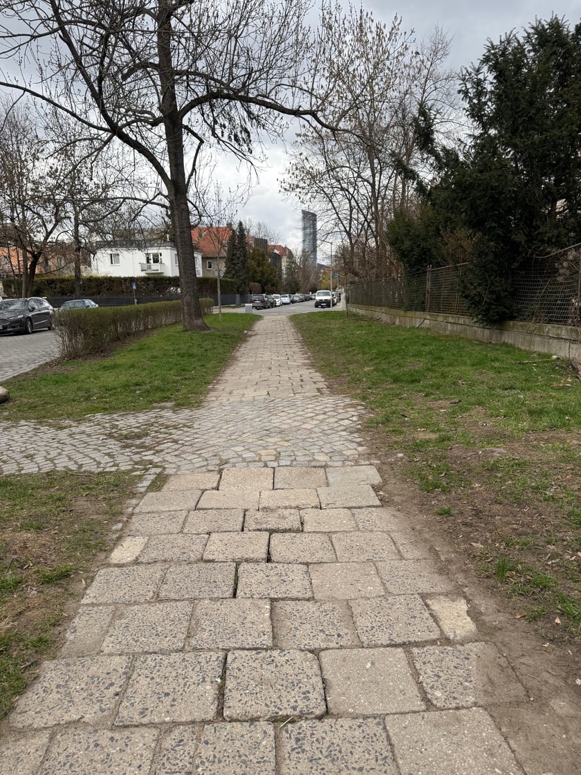 <p>Jest gotowy projekt remontu chodnika na Januszowickiej</p>