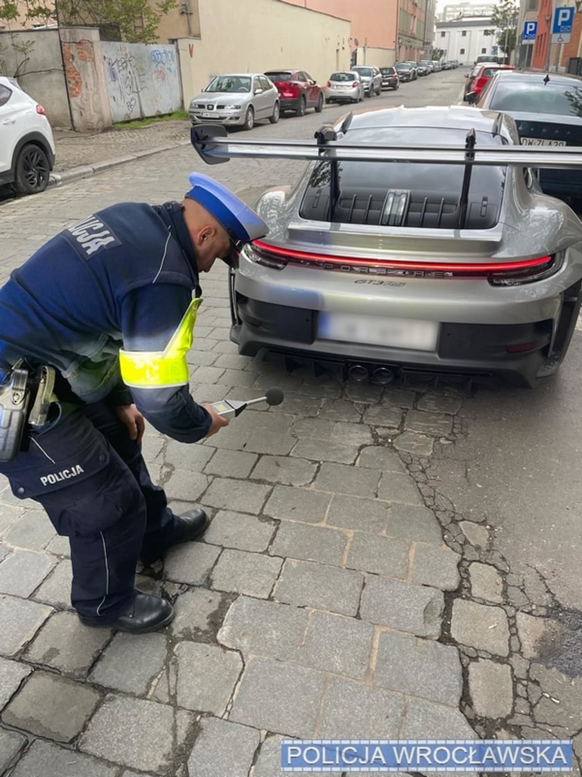 Pomiary hałasu generowanego przez pojazdy przez wrocławskich policjantów