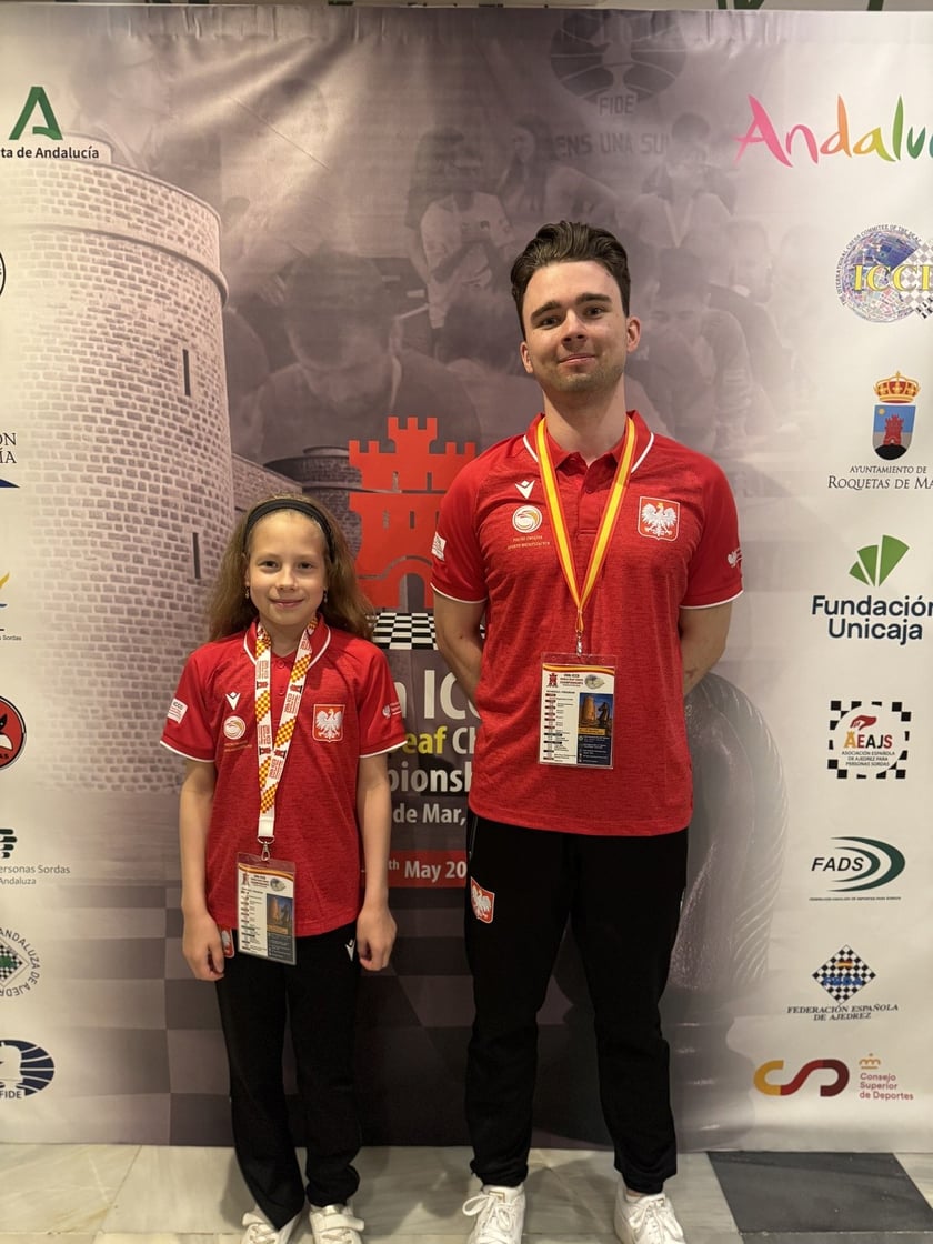 <p>Młodzi szachiści z Wrocławia z medalami na Drużynowych Mistrzostwach Świata: Nina Bos i Paweł Piekielny</p>