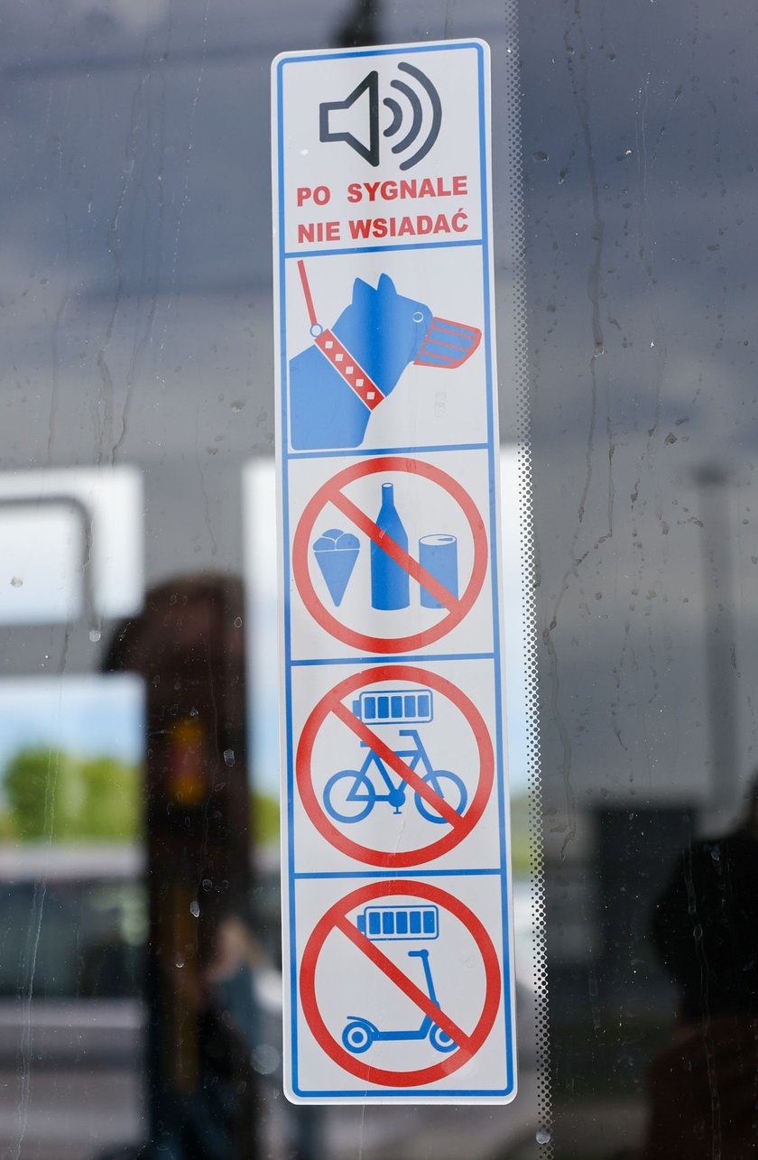 Piktogramy informujące m.in. o tym, że obowiązuje zakaz wsiadania z rowerami i hulajnogami elektrycznymi