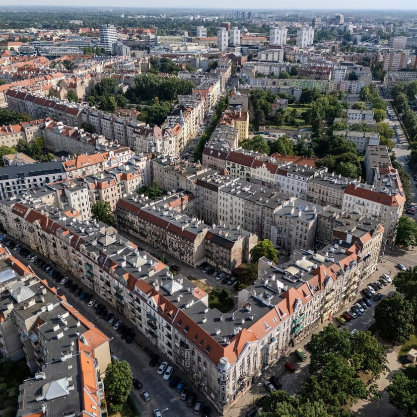 Widok z drona na podwórze i kamienice w oficynie przy ul. ul. Nowowiejskiej 86a, 88a, 90a–92a, 90b i 92b.