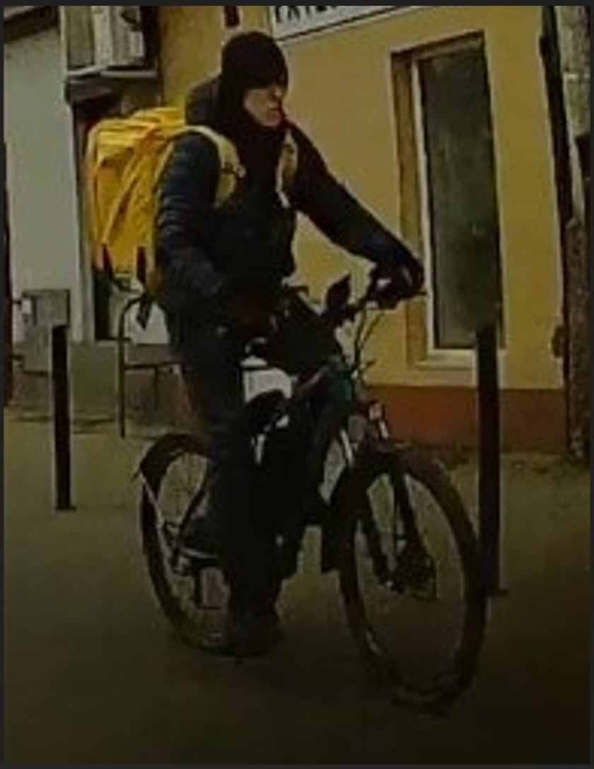 Policja szuka sprawcy potrącenia kobiety z dziecięcym wózkiem, do którego doszło 31 marca 2026 r. na ul. Dubois we Wrocławiu