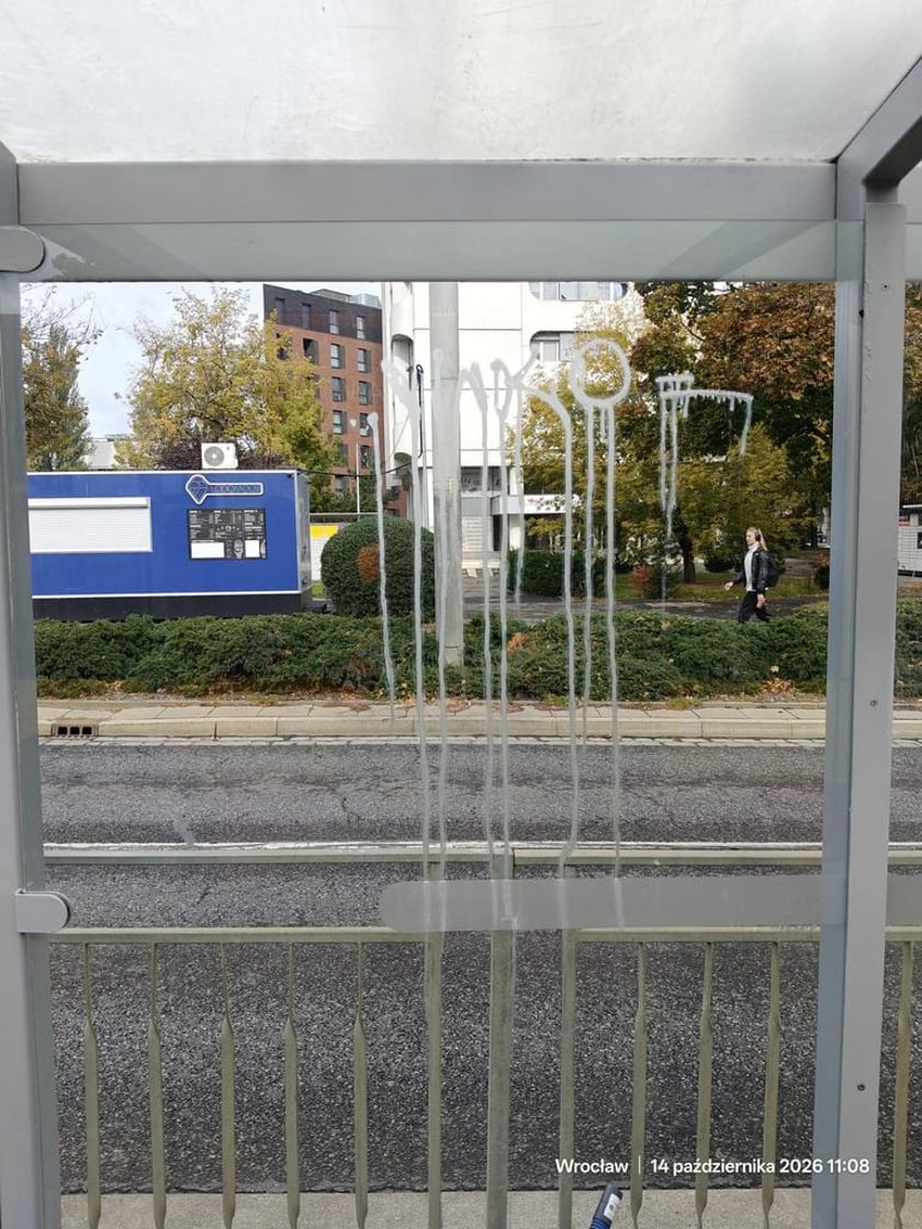 Uszkodzona szyba w wiacie na przystanku Most Grunwaldzki