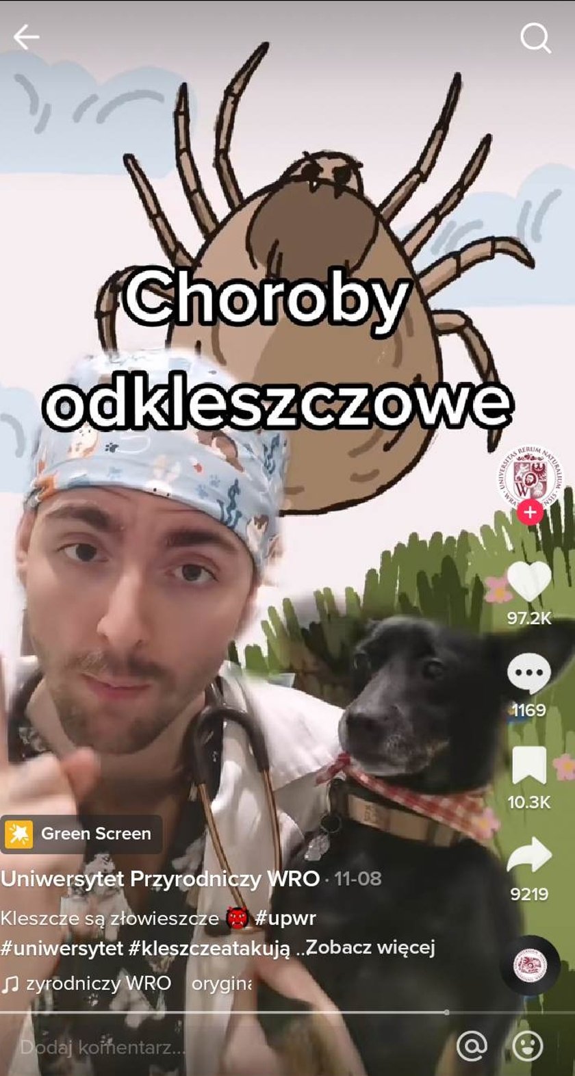 Na zdjęciu Kamil Kempiński z psem, w tle animacja z kleszczem. Napis: choroby odkleszczowe