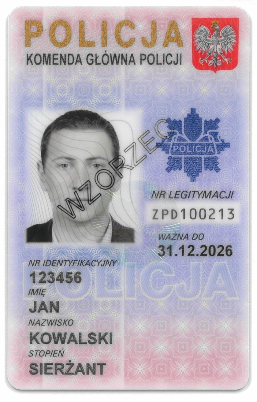 Na zdjęciu widać nową legitymację służbową polskiej policji (kliknij zdjęcie, żeby powiększyć)