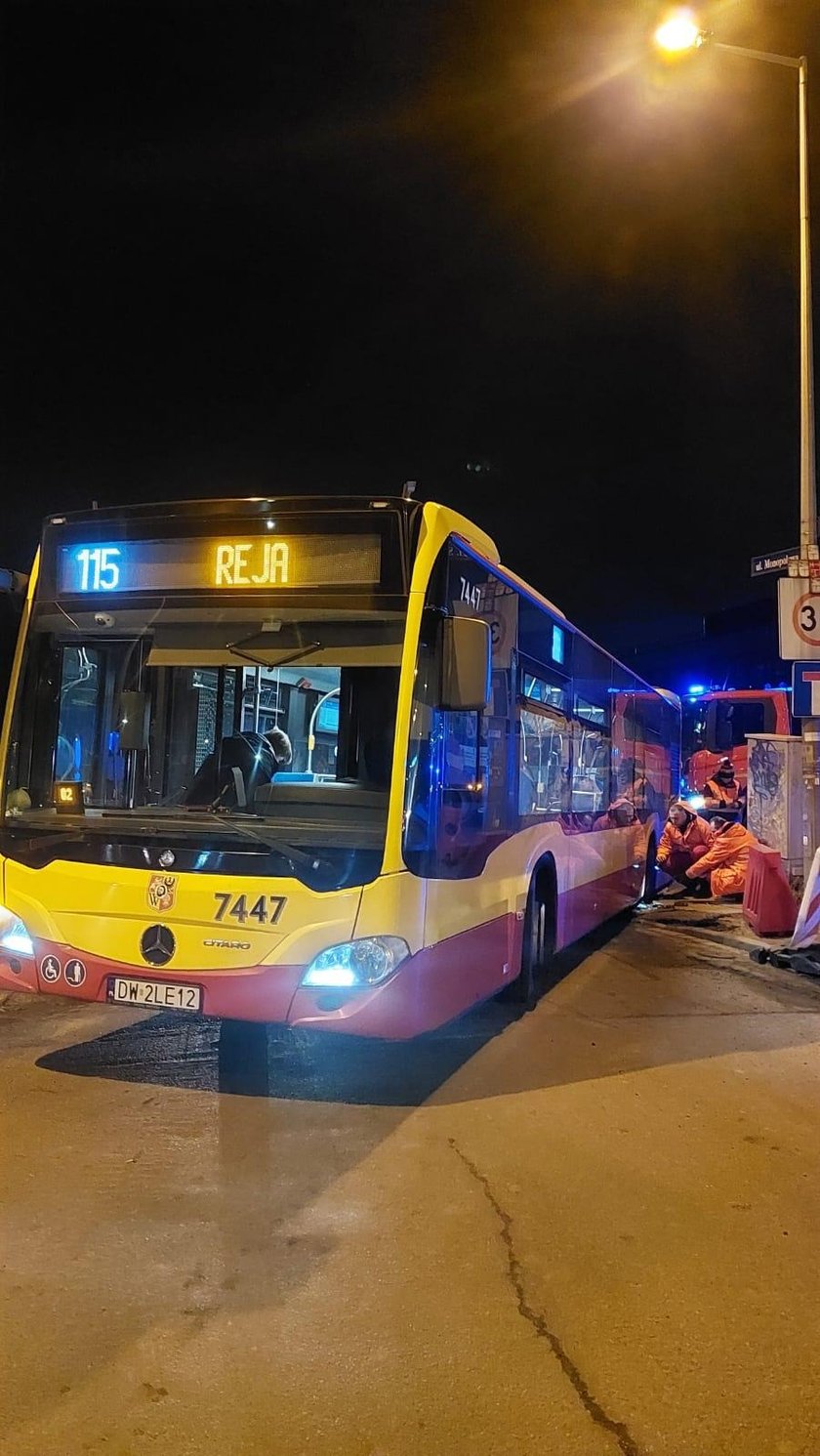 <p>Autobus MPK, kt&oacute;ry jest wyciągany z dziury w jezdni po zapadnięciu się studzienki</p>