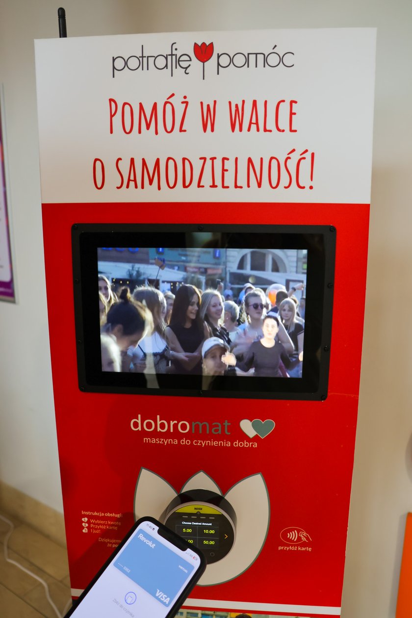 "Dobromat" - przypominające bankomat urządzenie, pozwalające wpłacić charytatywny datek.