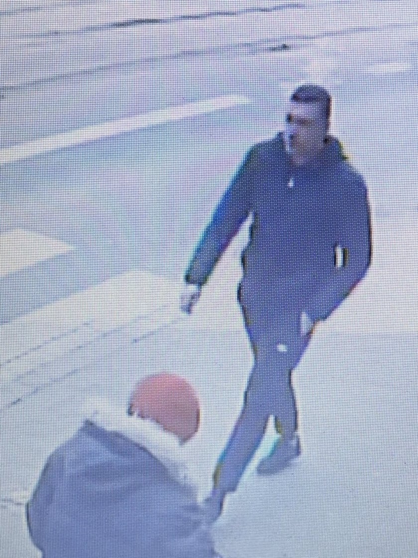 Ten mężczyzna może mieć związek ze sprawą kradzieży kolczyków na tzw. wyrwę