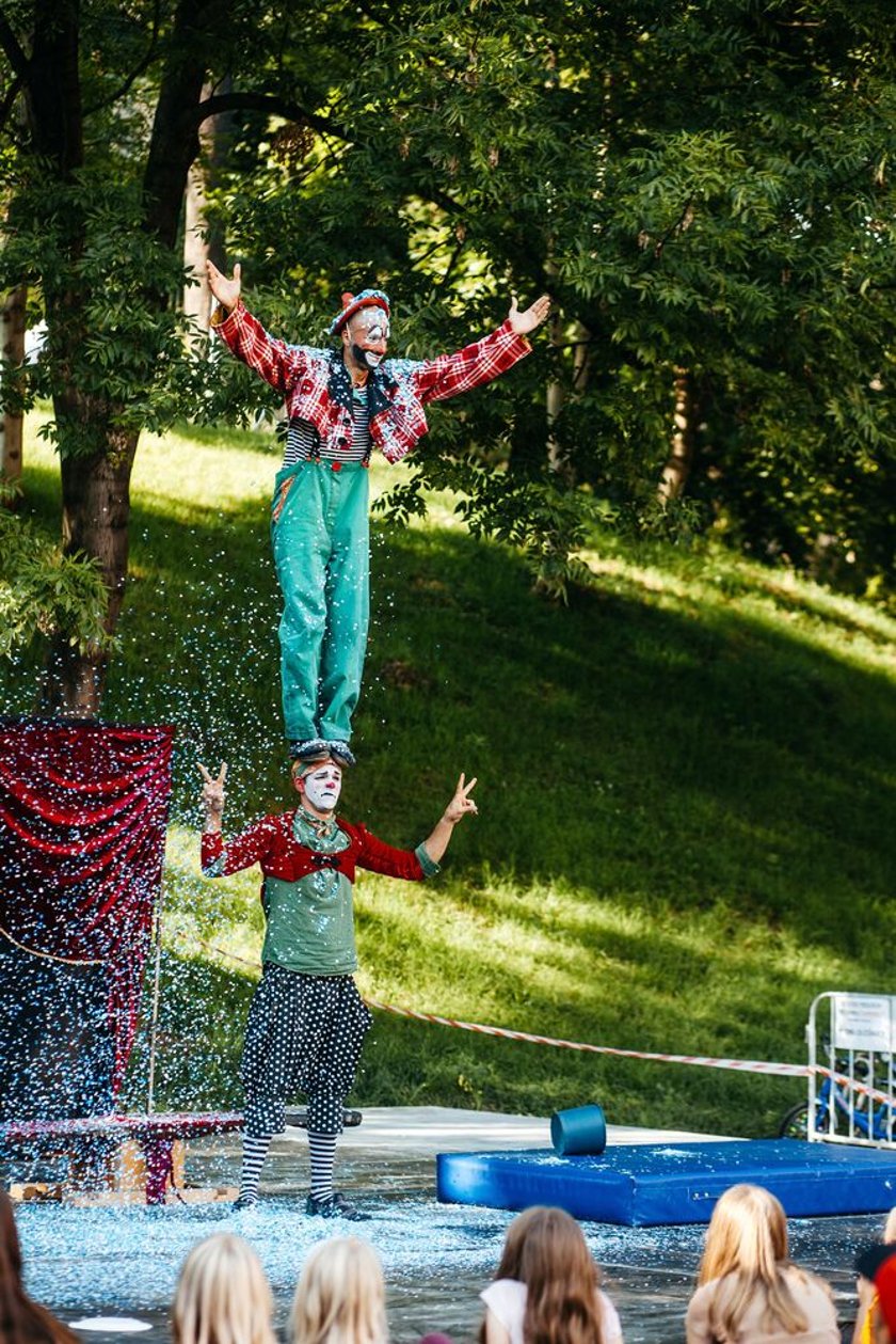 <p>Występ clown&oacute;w podczas Oleśnickiego Festiwalu Cyrkowo-Artystycznego</p>
