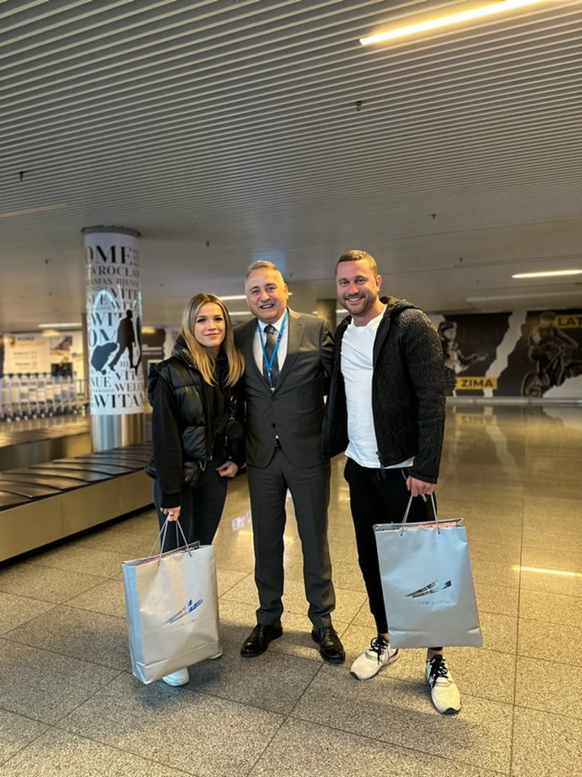 Pasażerowie nr 3 548 026 i 3 548 027, którzy symbolicznie przekroczyli rekord z 2019 roku wrocławskiego lotnisk